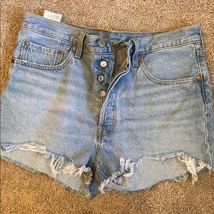 501 Levi’s High-waisted jean shorts